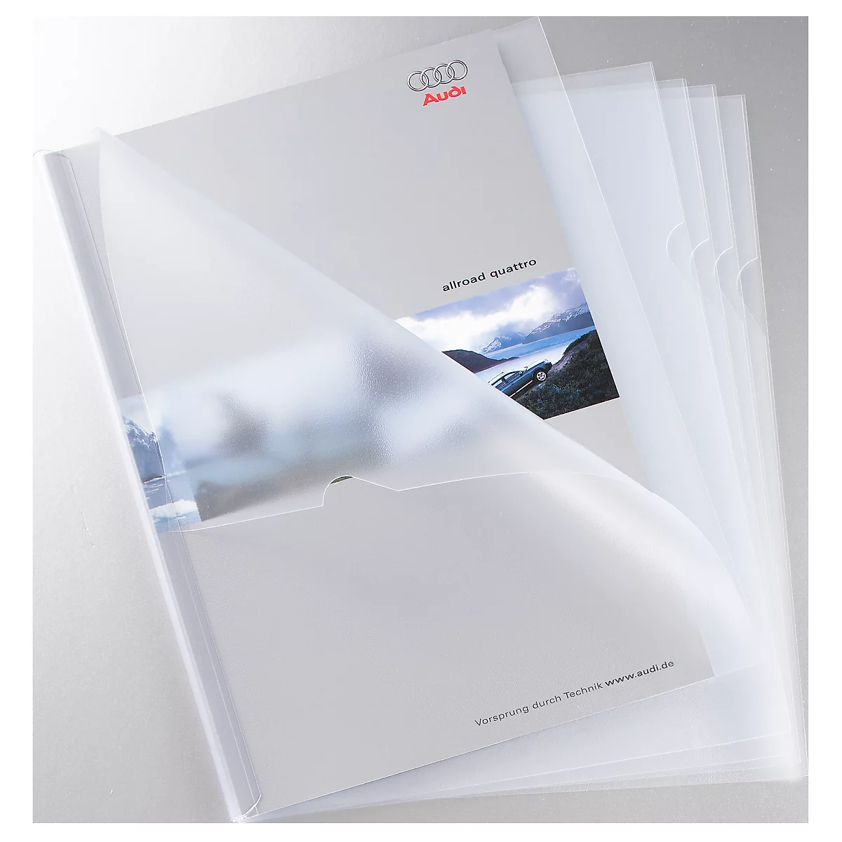 Dossier de brochure transparent avec logo Audi, autres dossiers derrière. La couverture indique "allroad quattro".