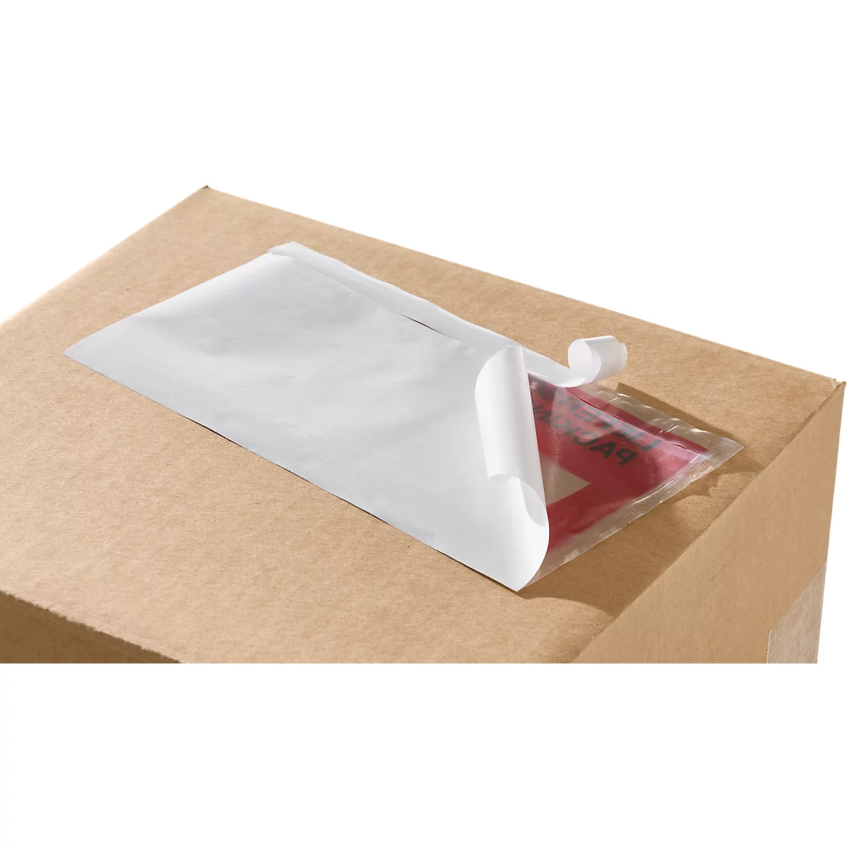 Pochette porte-documents adhésive sur une boîte en carton marron, partiellement ouverte.