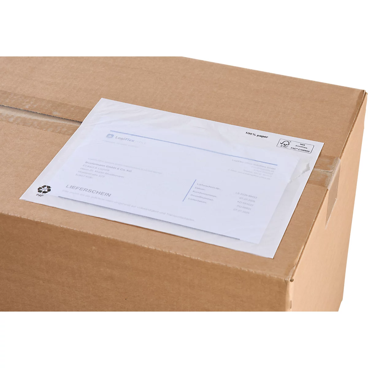 Un bon de livraison blanc collé sur un carton brun.