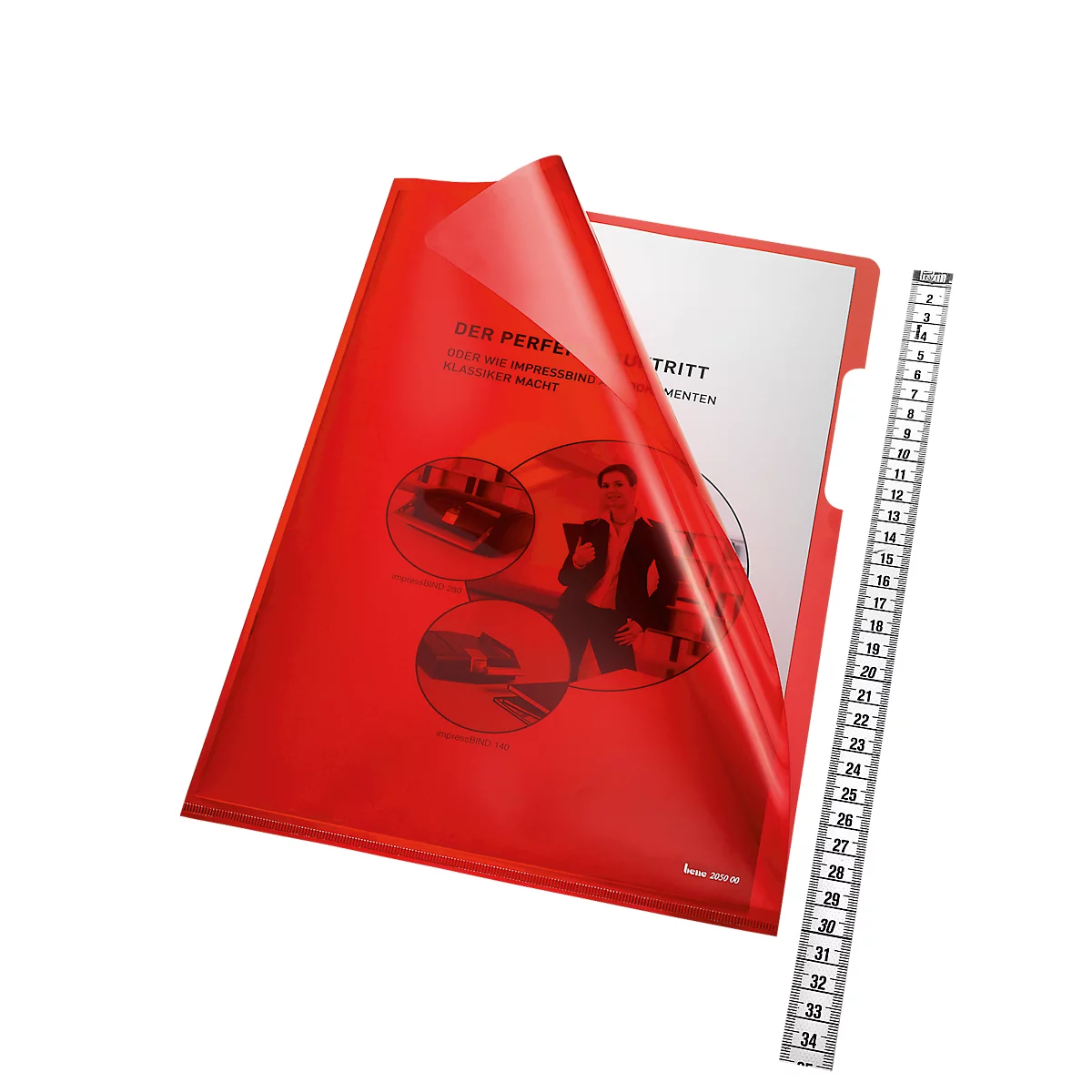 Chemise de brochure rouge, ouverte, avec texte et images. Un ruban à mesurer blanc est à côté.