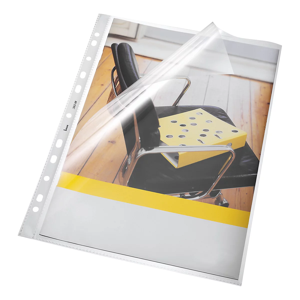 Pochette transparente avec contenu partiellement visible. Une chaise et une table sont en arrière-plan.