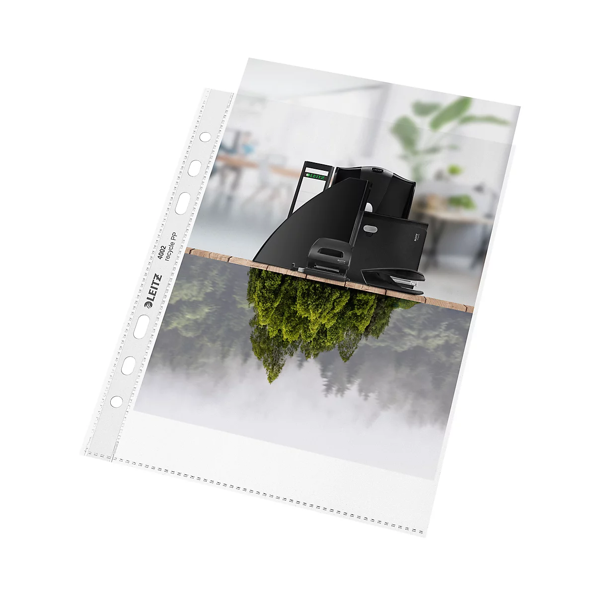 Pochettes transparentes, derrière un organisateur noir sur une construction en bois reflétant une forêt.