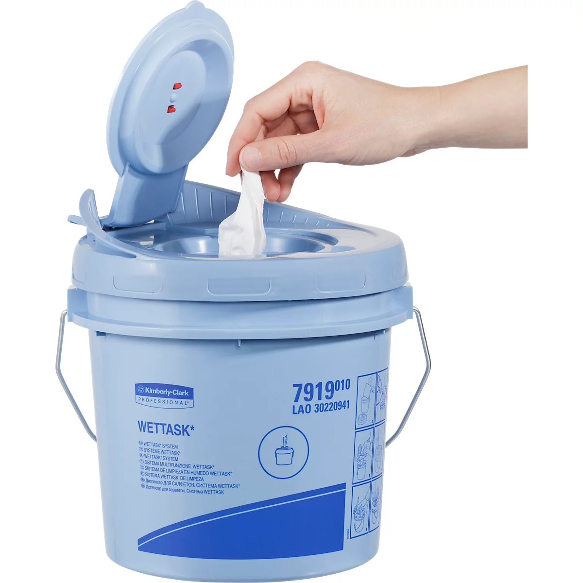 Een hand pakt een schoonmaakdoekje uit een lichtblauwe emmer met een deksel dat gedeeltelijk open is.