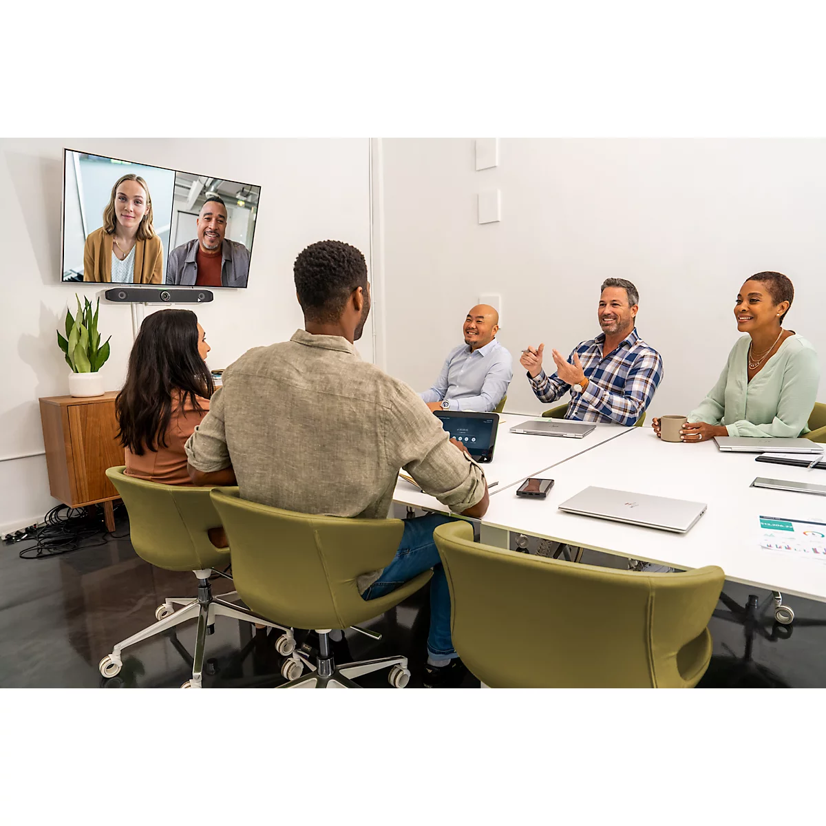 Poly All-In-One-Videoleiste Studio X52, 4K-Ultra-HD-Video, TC10 Controller-Kit, für Räume bis 28 m²