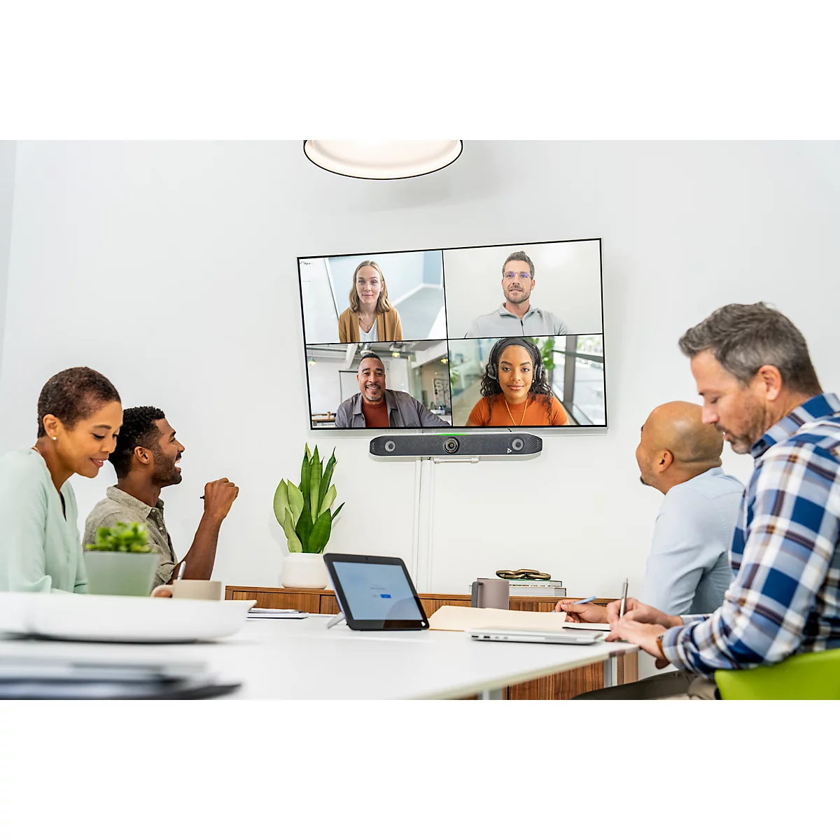 Poly All-In-One-Videoleiste Studio X52, 4K-Ultra-HD-Video, TC10 Controller-Kit, für Räume bis 28 m²
