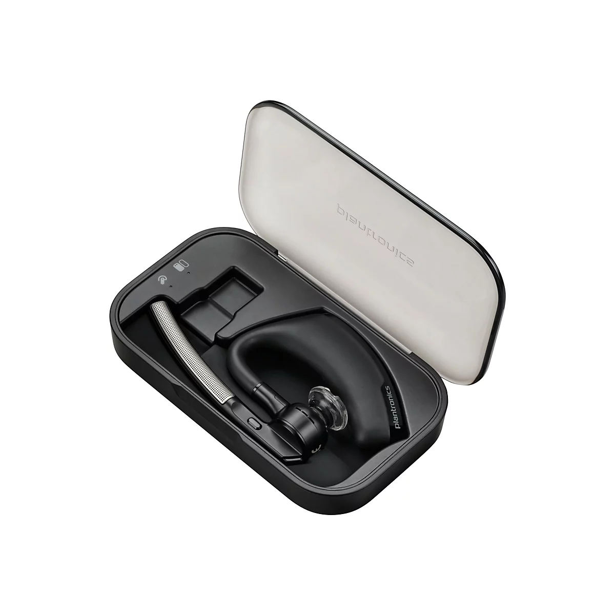 Schwarzes Bluetooth-Headset in schwarzer Aufbewahrungsbox mit geöffnetem Deckel. Plantronics Schriftzug. Grauer Mikrofonarm.
