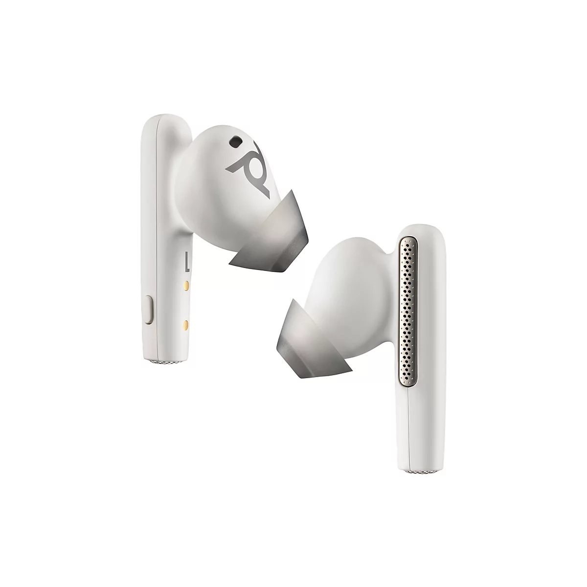 Zwei weiße kabellose Ohrhörer mit schwarzem Logo, nah und schräg vor weißem Hintergrund. Die Ohrstöpsel sind aus Silikon.