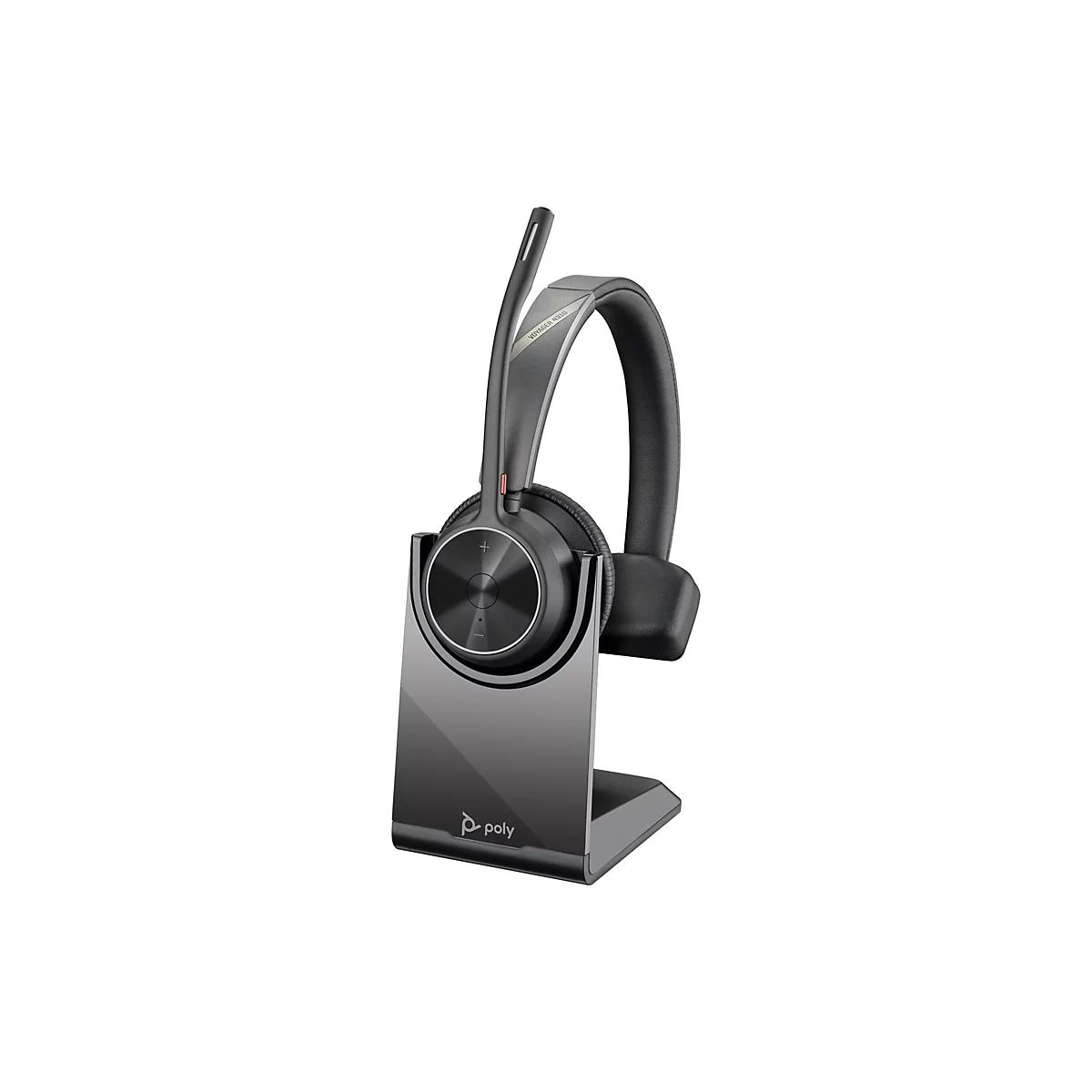 Ein graues Headset mit Ladeschale, auf weißem Hintergrund. Das Headset hat einen Bügel und einen Mikrofonarm. Das Logo von Poly ist auf der Ladeschale zu sehen.
