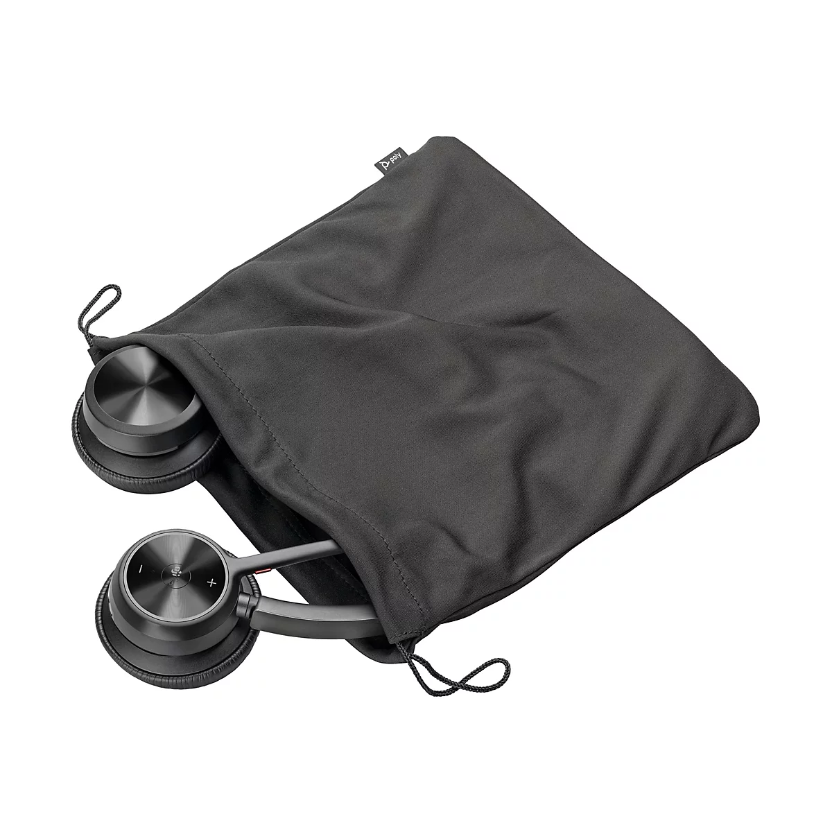 Dunkelgrauer Kopfhörer mit Tragetasche, Teilansicht. Der Kopfhörer liegt in einer offenen, schwarzen Tasche. Auf der Tasche ist der Markenname "poly" zu sehen.