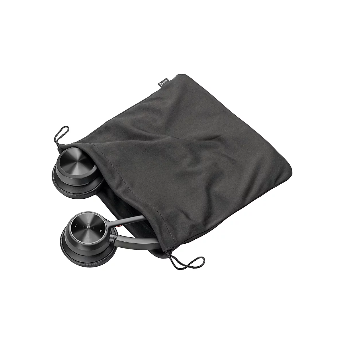 Dunkelgraue Kopfhörer halb aus einer passenden Stofftasche heraus, weißer Hintergrund.