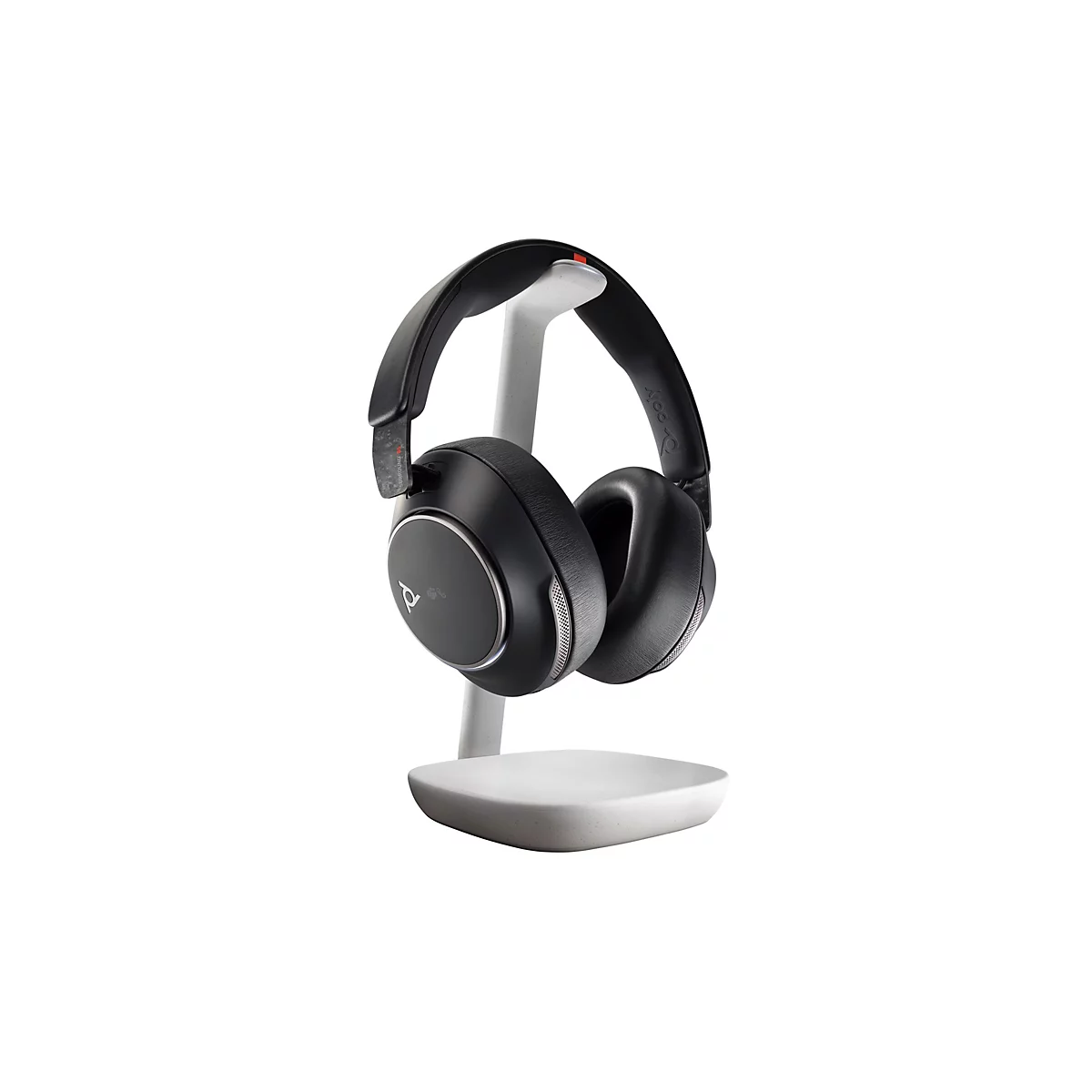 Schwarzer Kopfhörer auf einem weißen Ständer, mit Logo und silbernen Details. Rückseite des Kopfhörers mit rotem Akzent.