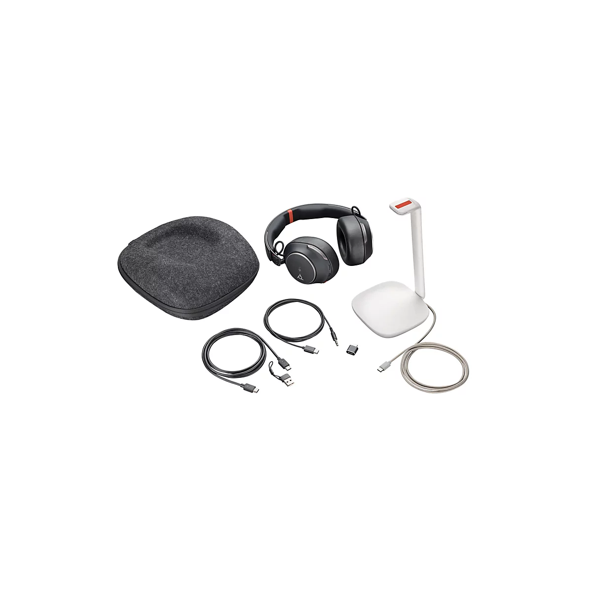 Kopfhörer-Set mit Ladekabeln, Case und Ständer. Die Kopfhörer sind schwarz mit roter Akzentfarbe. Das Set ist auf weißem Hintergrund.