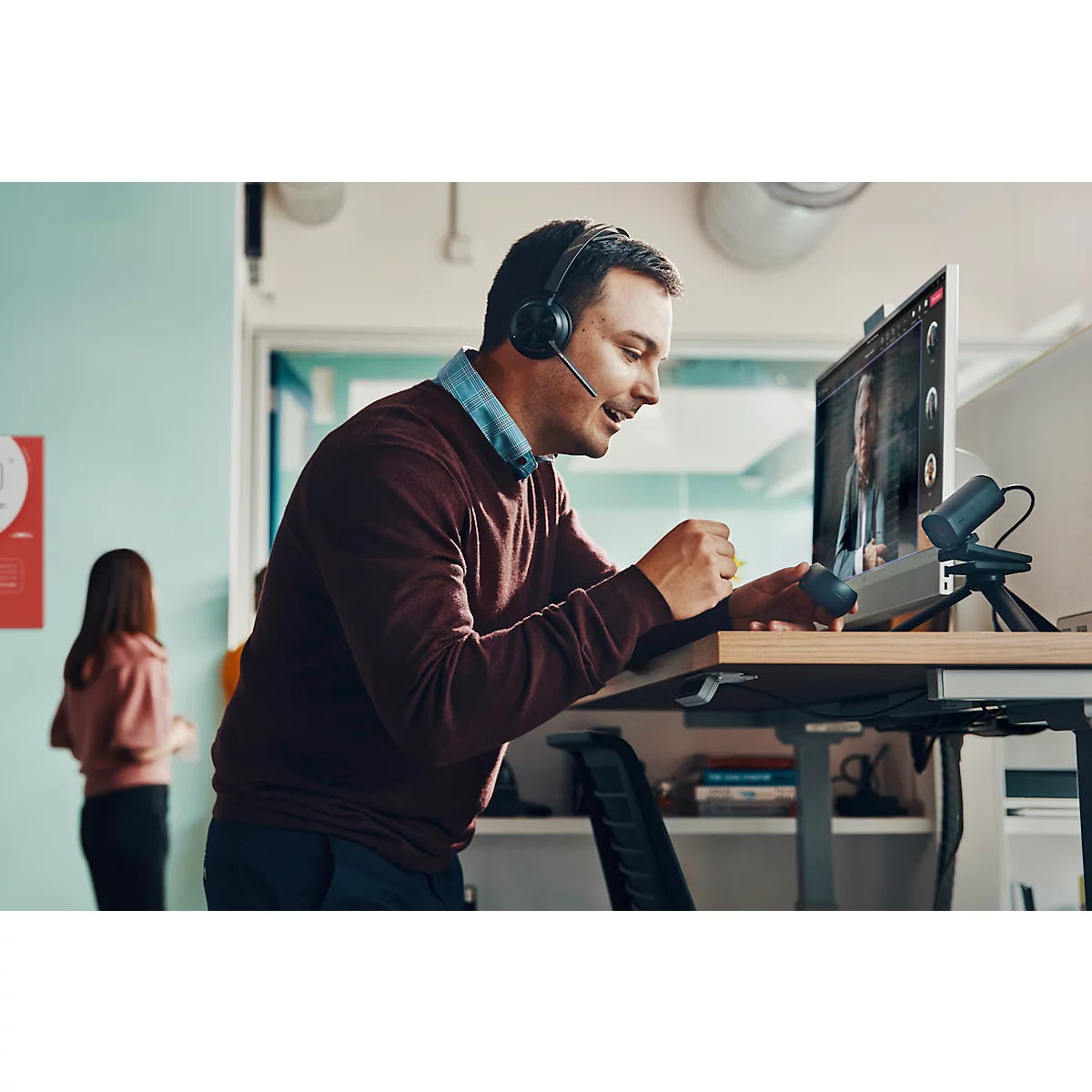 Poly On-Ear-Headset Voyager Focus 2, Bluetooth, USB-A/USB-C Adapter, Noise Canceling Mikrofon, mit Ladestation