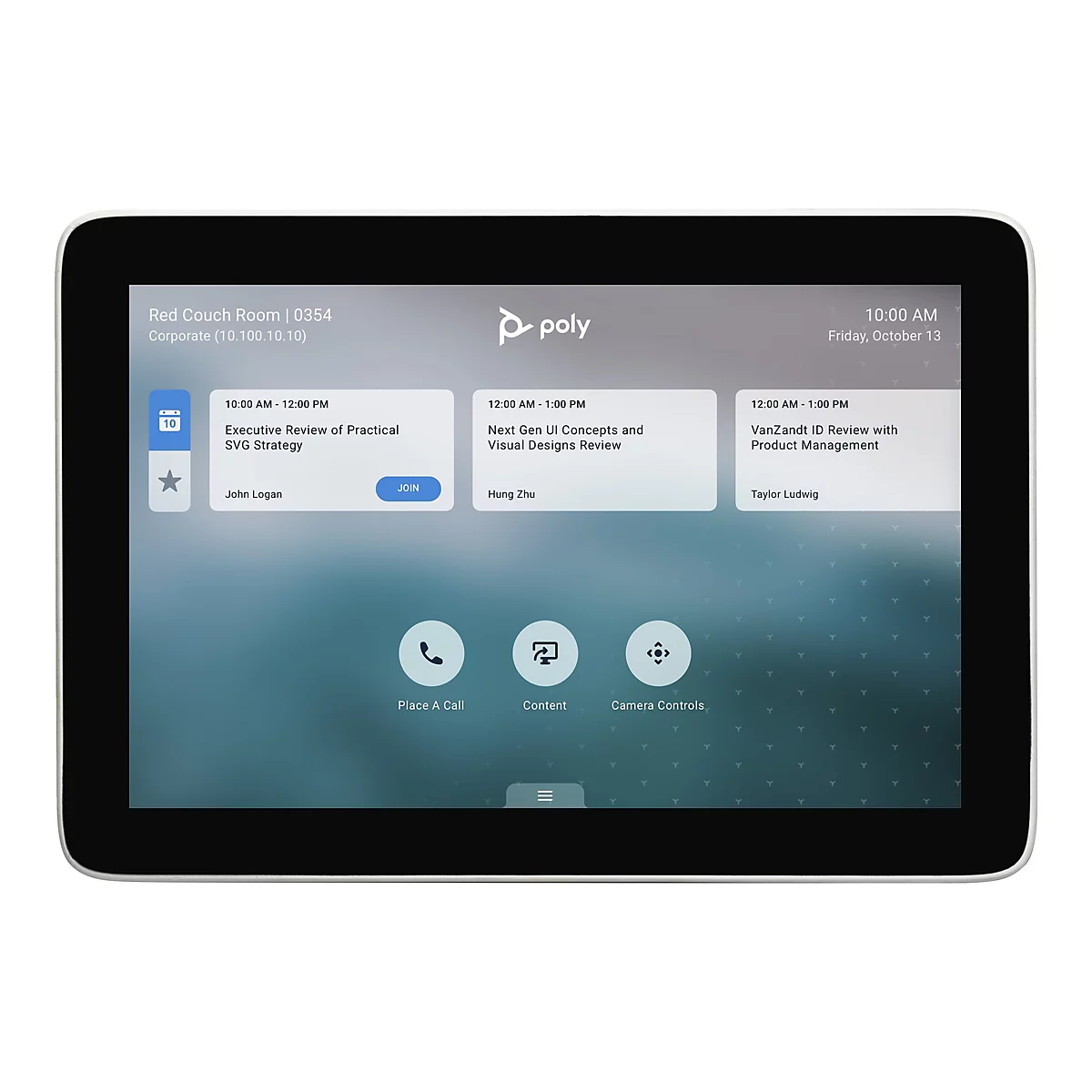 Ein Tablet-Bildschirm mit Meeting-Informationen. Oben links Raumname und Datum, rechts die Uhrzeit. Darunter drei Terminblöcke mit Titel, Datum und Teilnehmern. Unten drei Symbole: Telefonhörer, Bildschirm und Steuerung.