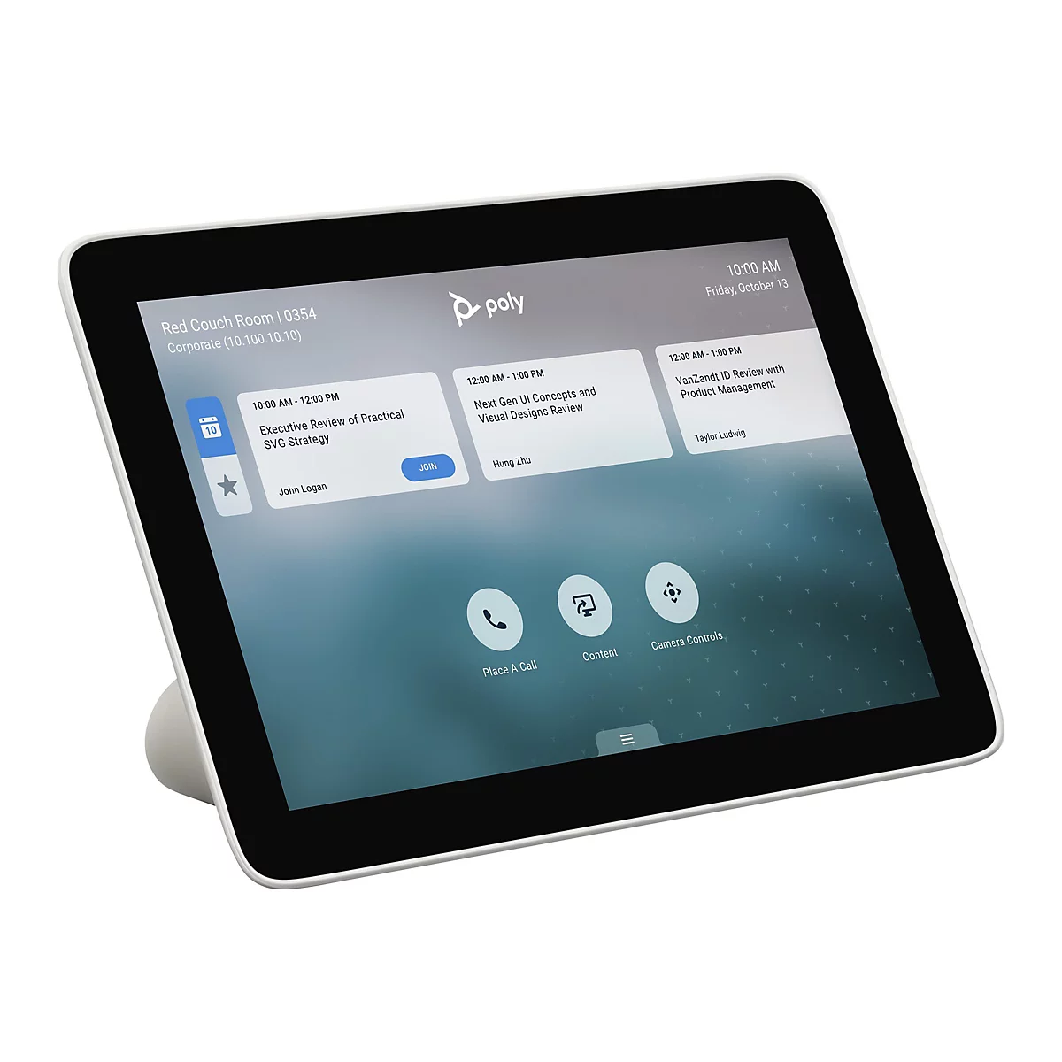 Ein schwarzes Tablet mit weißen Rändern steht aufrecht auf einem weißen Sockel. Auf dem Bildschirm werden Termine angezeigt, mit dem Logo von Poly.