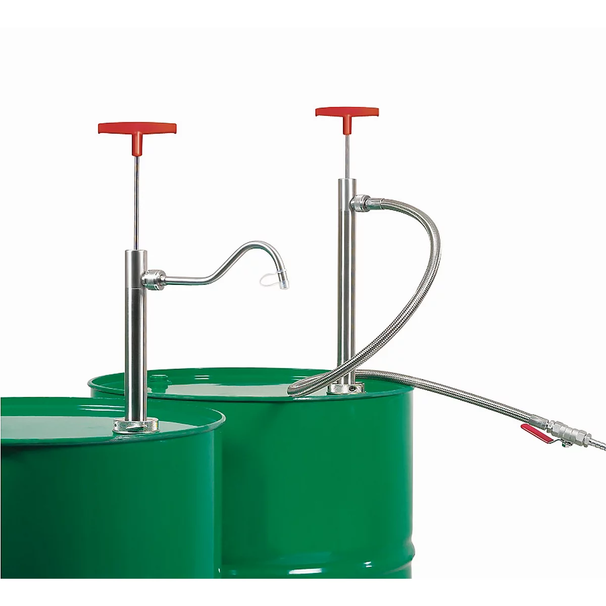 Deux fûts verts avec des pompes manuelles et une poignée rouge. Un tuyau flexible avec vanne est attaché.