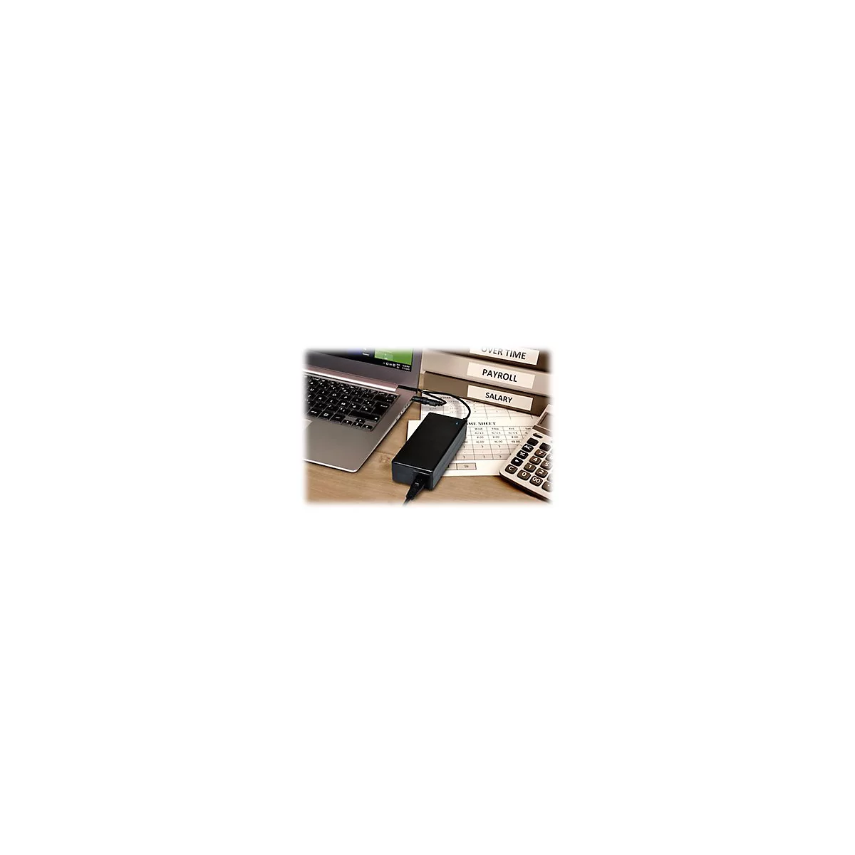 Un chargeur d'ordinateur portable noir est posÃ© sur un bureau, Ã  cÃ´tÃ© d'un ordinateur portable, d'une calculatrice et de dossiers avec les Ã©tiquettes OVER TIME, PAYROLL et SALARY.