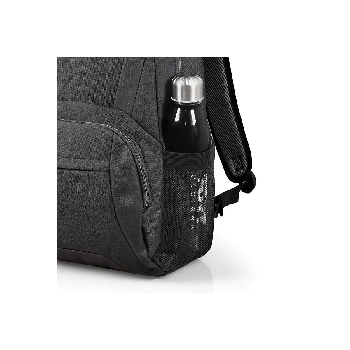 Dunkler Rucksack mit Trinkflasche in Seitentasche. Flasche aus Metall, Rucksack aus Stoff.