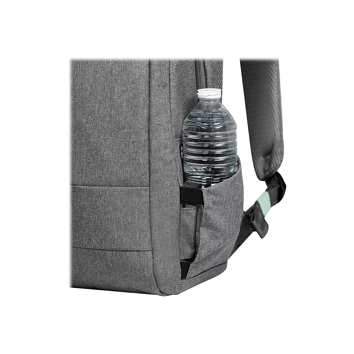 Grauer Rucksack mit einer Wasserflasche in der seitlichen Netztasche.