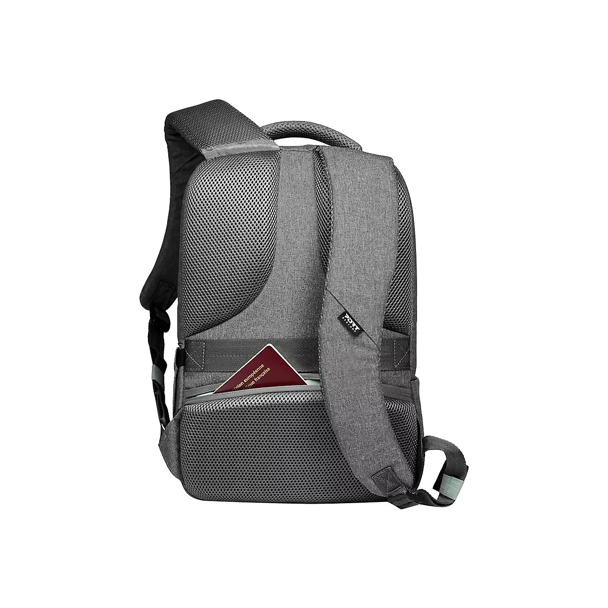 Grauer Rucksack mit Netzstoff. Ein roter Pass steckt in der Seitentasche.
