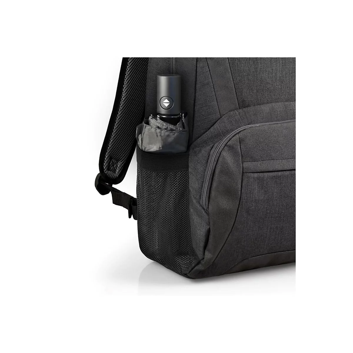 Nahaufnahme eines schwarzen Rucksacks mit einem Regenschirm in der Seitentasche.
