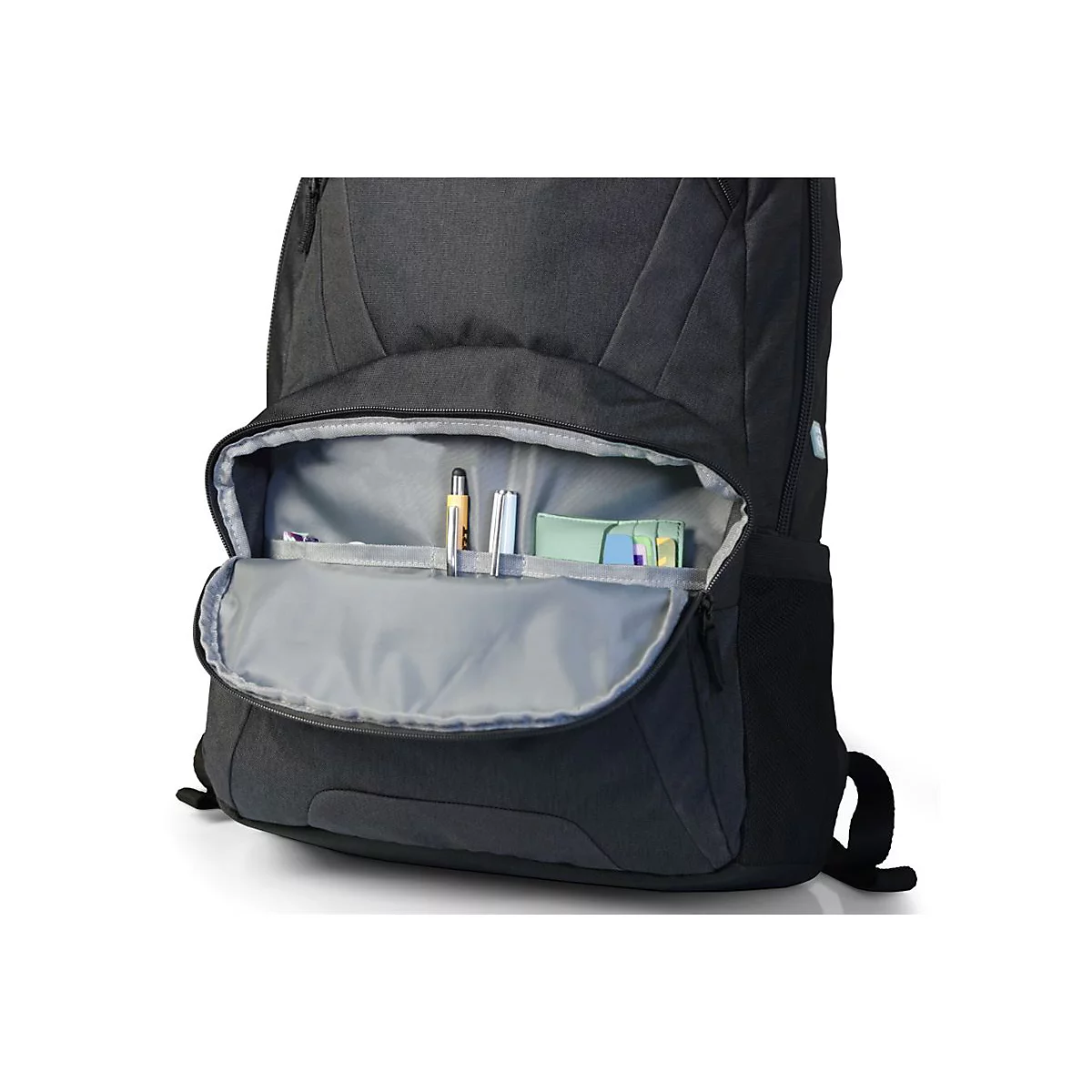Schwarzer Rucksack mit offenem Fach. Stifte, ein Etui und Notizzettel sind sichtbar.