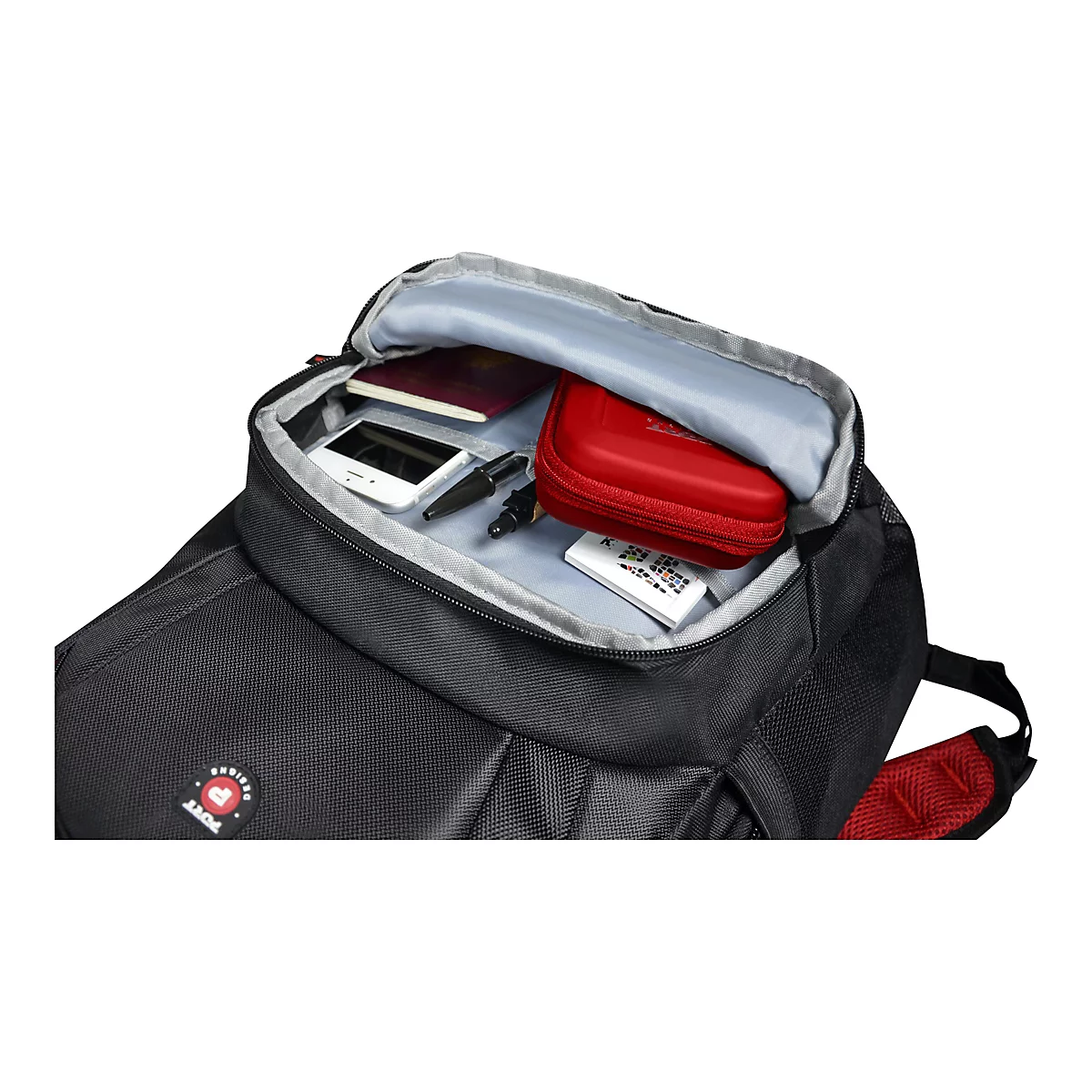 Schwarzer Rucksack, teilweise geÃ¶ffnet, gefÃ¼llt mit GegenstÃ¤nden: Smartphone, rotes Etui, Stift, Reisepass, weiÃŸes Etikett.