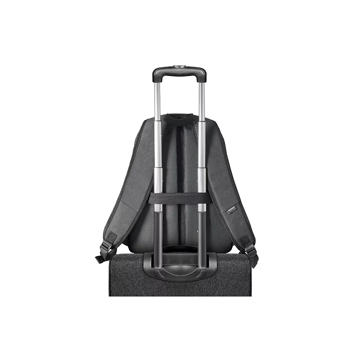 Schwarzer Rucksack mit Teleskopgriff, von hinten gesehen. Er steht auf einer kleinen Rollentasche.