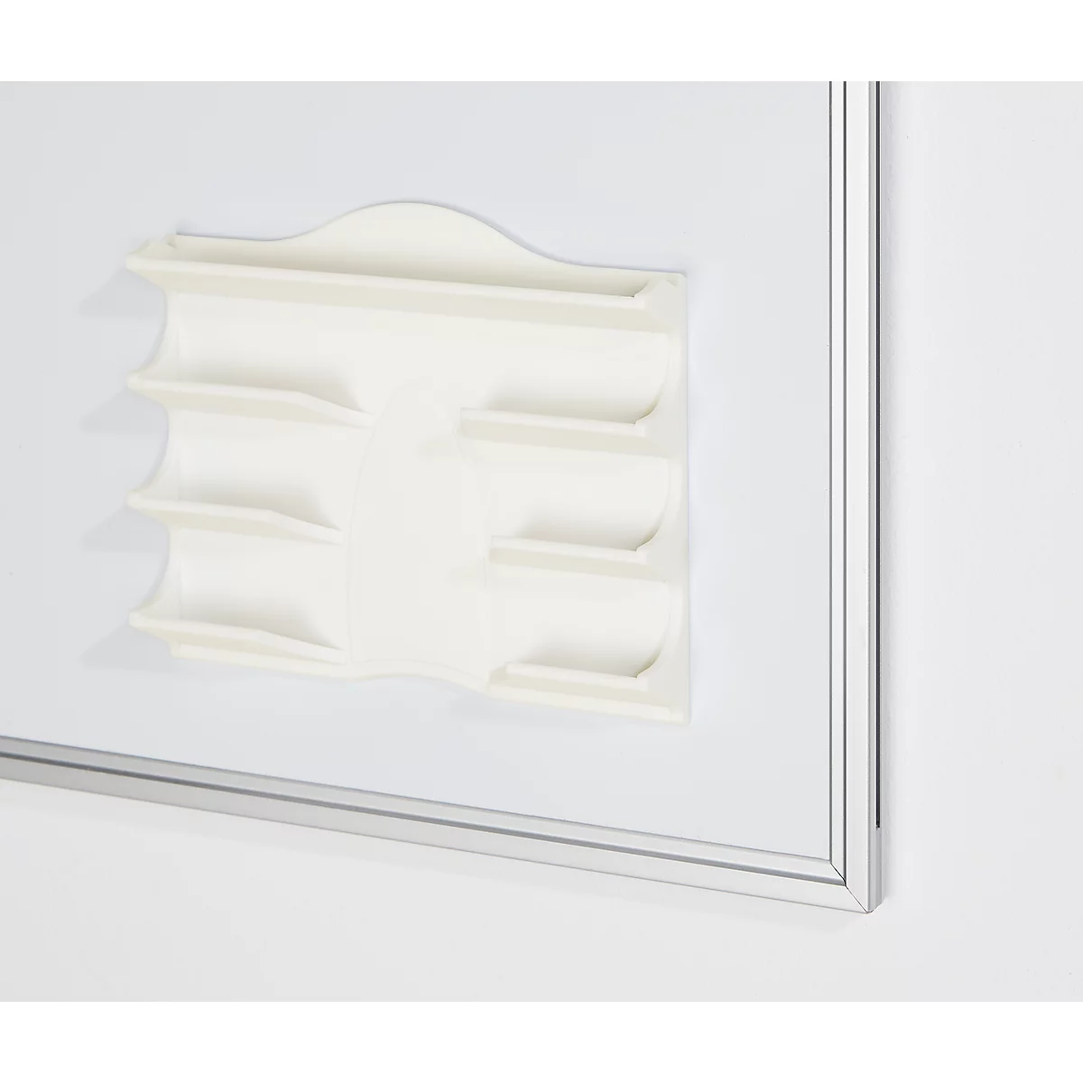 Una estantería de pared color crema sobre un fondo blanco, dentro de un marco plateado. La estantería está dividida en cinco niveles.