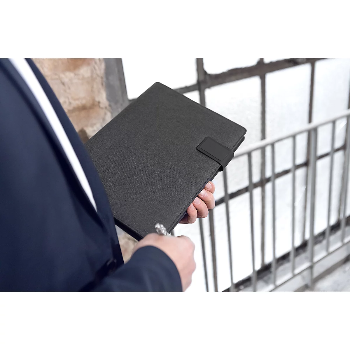 Porte-bloc Lightpak®, A4, liens multifonctions, 1 pochette, passant pour stylo, support pour portable/tablette, 1 bloc, fermeture magnétique, RPET, anthracite