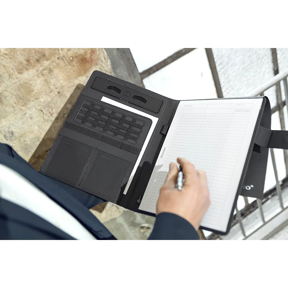 Porte-bloc Lightpak®, A4, liens multifonctions, 1 pochette, passant pour stylo, support pour portable/tablette, 1 bloc, fermeture magnétique, RPET, anthracite