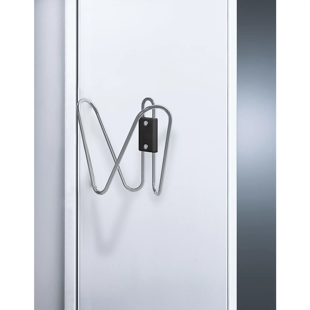 Porte-bouteille en métal sur porte blanche avec support noir.