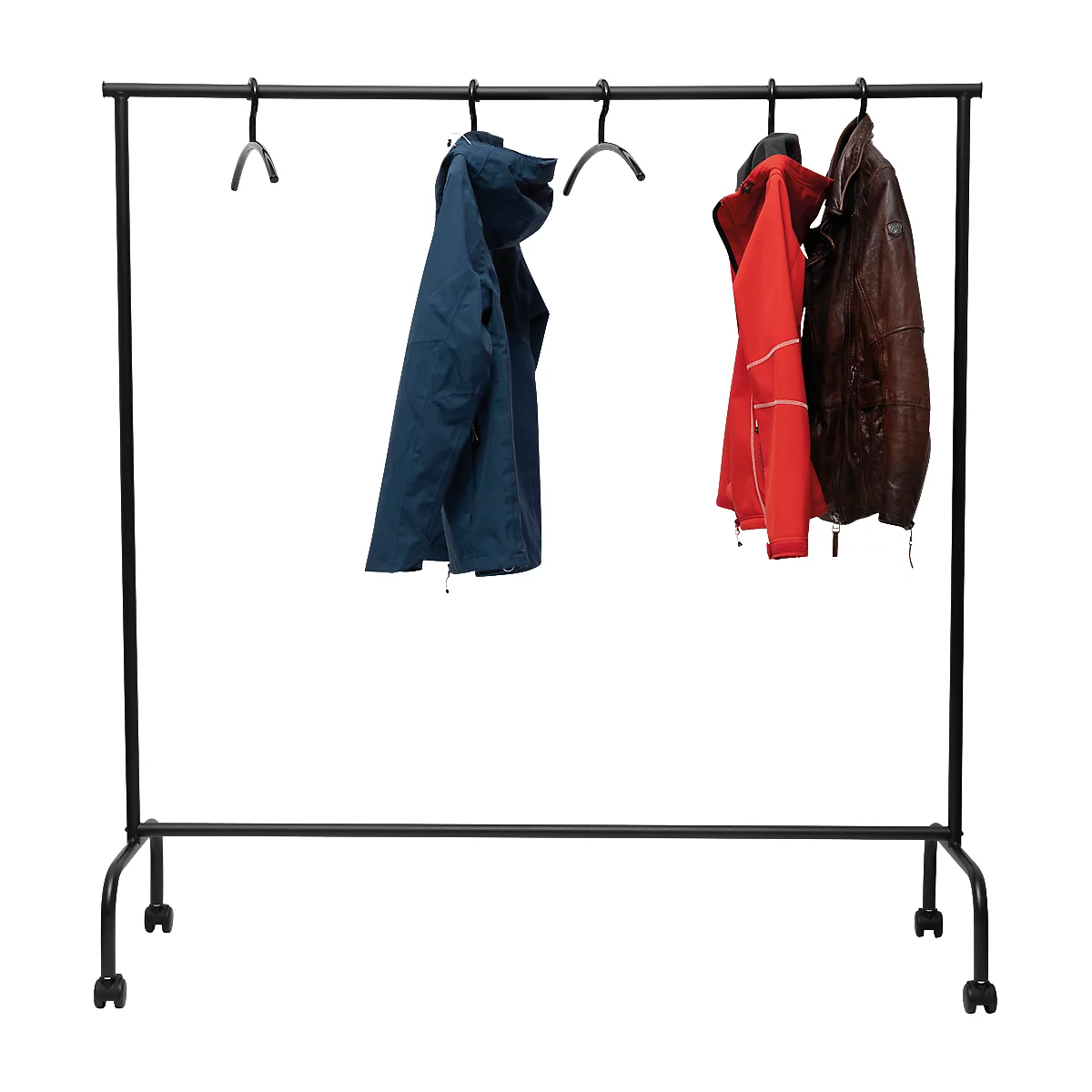 Portant noir avec une veste bleue, rouge et marron. Tous suspendus à des cintres noirs.