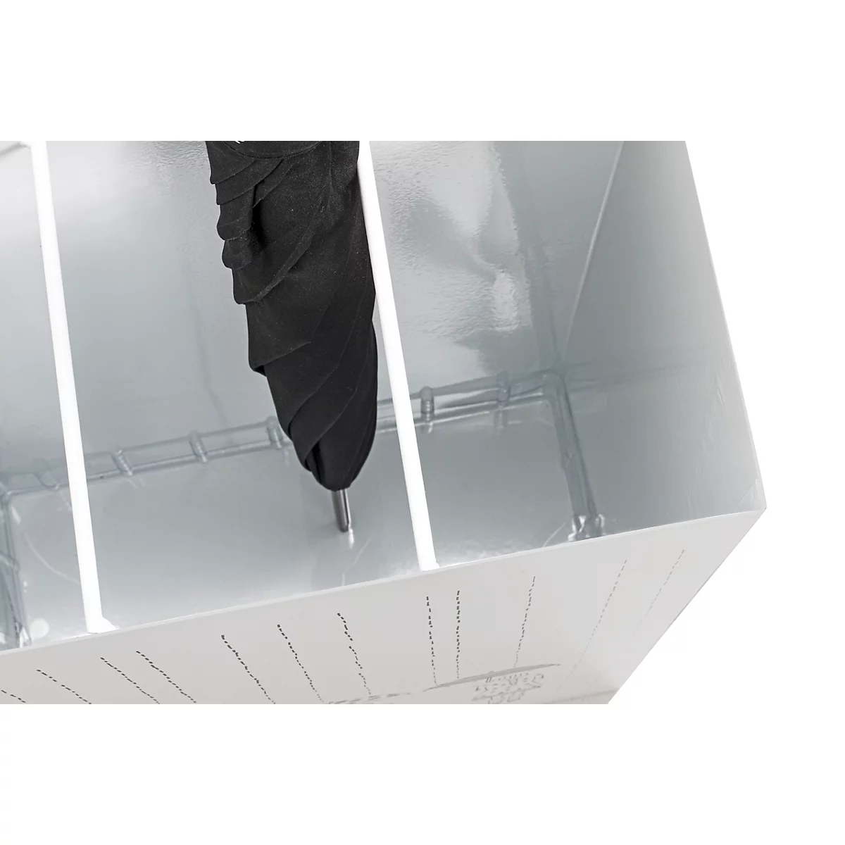 Gros plan d'une boîte à parapluie blanche avec un parapluie noir fermé. La boîte comporte des séparateurs verticaux et une base transparente.