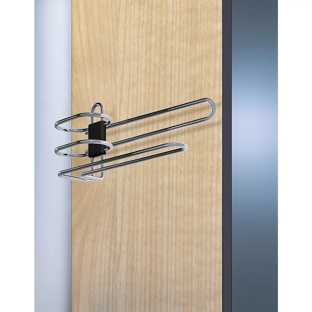 Porte-pantalons en métal avec trois barres fixées à une porte en bois, prise de vue détaillée.