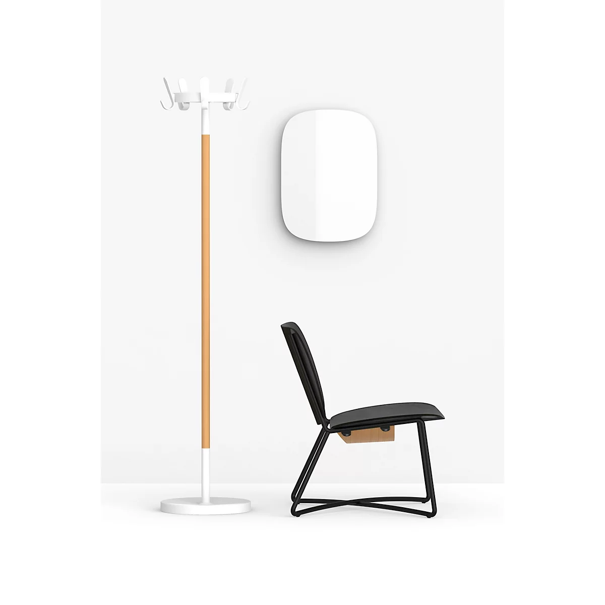 Décor moderne avec porte-manteau, chaise et miroir mural sur fond blanc.