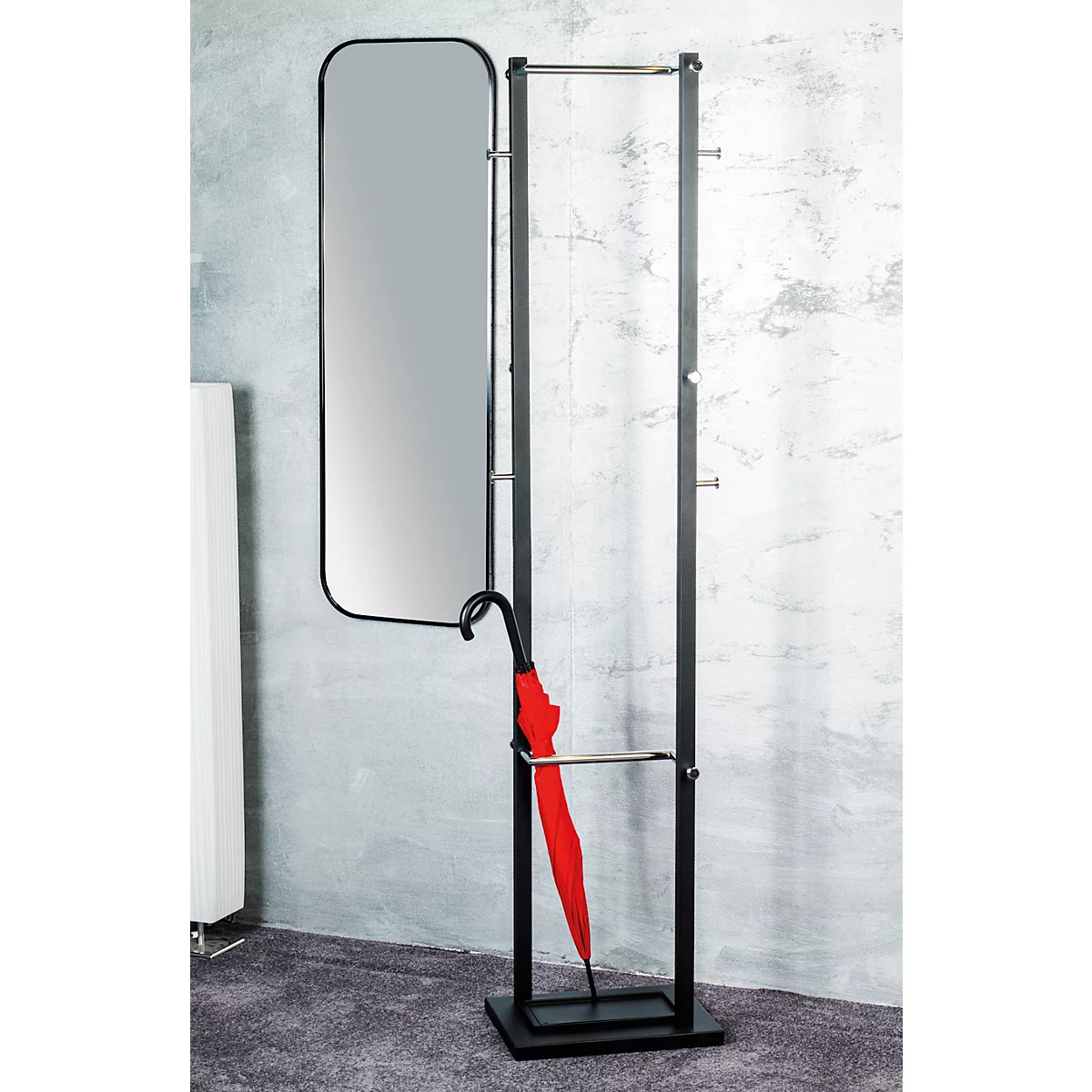 Porte-manteau noir autoportant avec miroir et parapluie rouge.