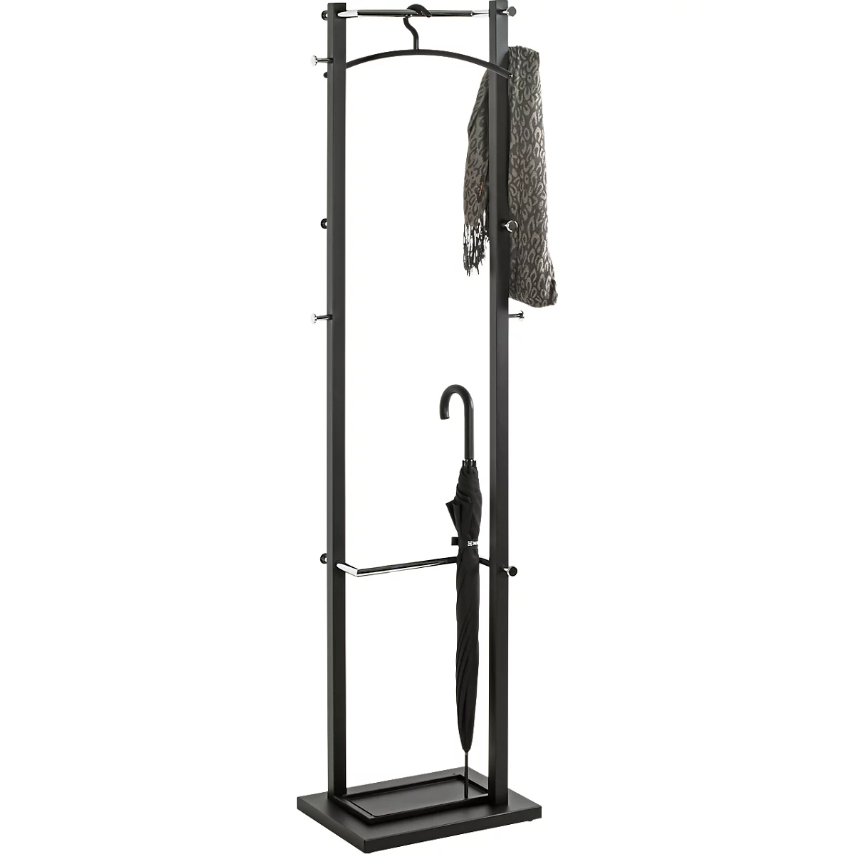 Porte-manteau noir avec parapluie et écharpe. Base rectangulaire, structure métallique. Parapluie dans le support, écharpe accrochée à une tringle.