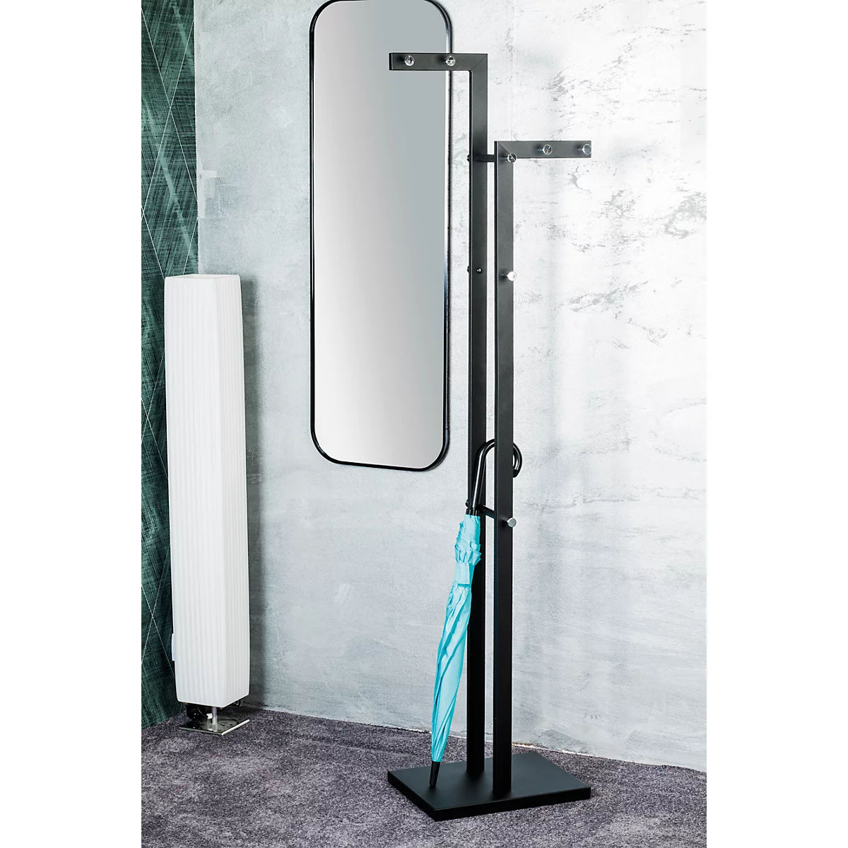 Miroir noir encadré sur pied. Un parapluie bleu est suspendu au support.