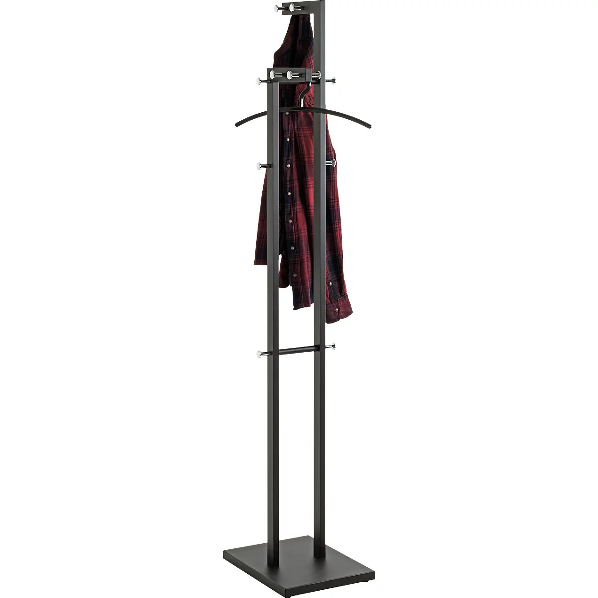 Porte-manteau noir avec chemise rouge. Le support a une base carrée, deux colonnes verticales et des cintres.
