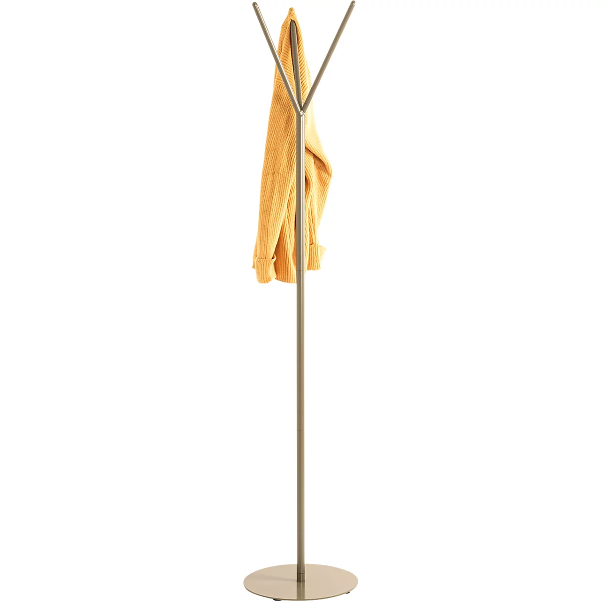Un porte-manteau en métal avec une serviette jaune suspendue en haut.