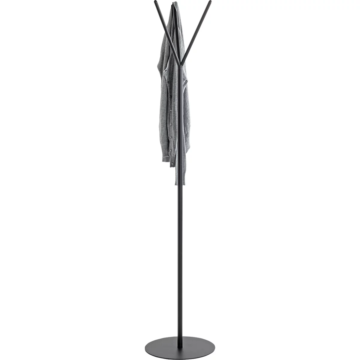 Portemanteau noir avec cintres. Un pull gris est accroché aux cintres.