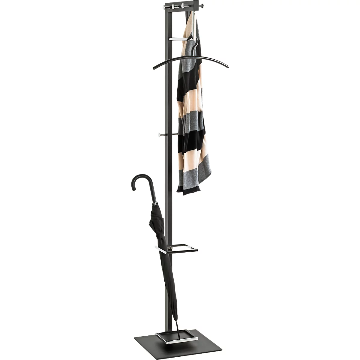 Porte-manteau en métal noir avec parapluie, écharpe et cintre. Base carrée, avec étagères horizontales.