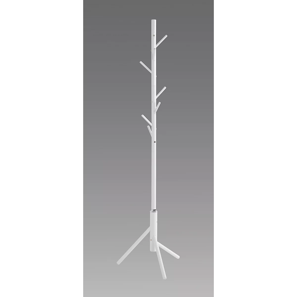 Porte-manteau blanc, autoportant, avec des crochets en forme de branches. Debout sur trois pieds, sur fond gris.