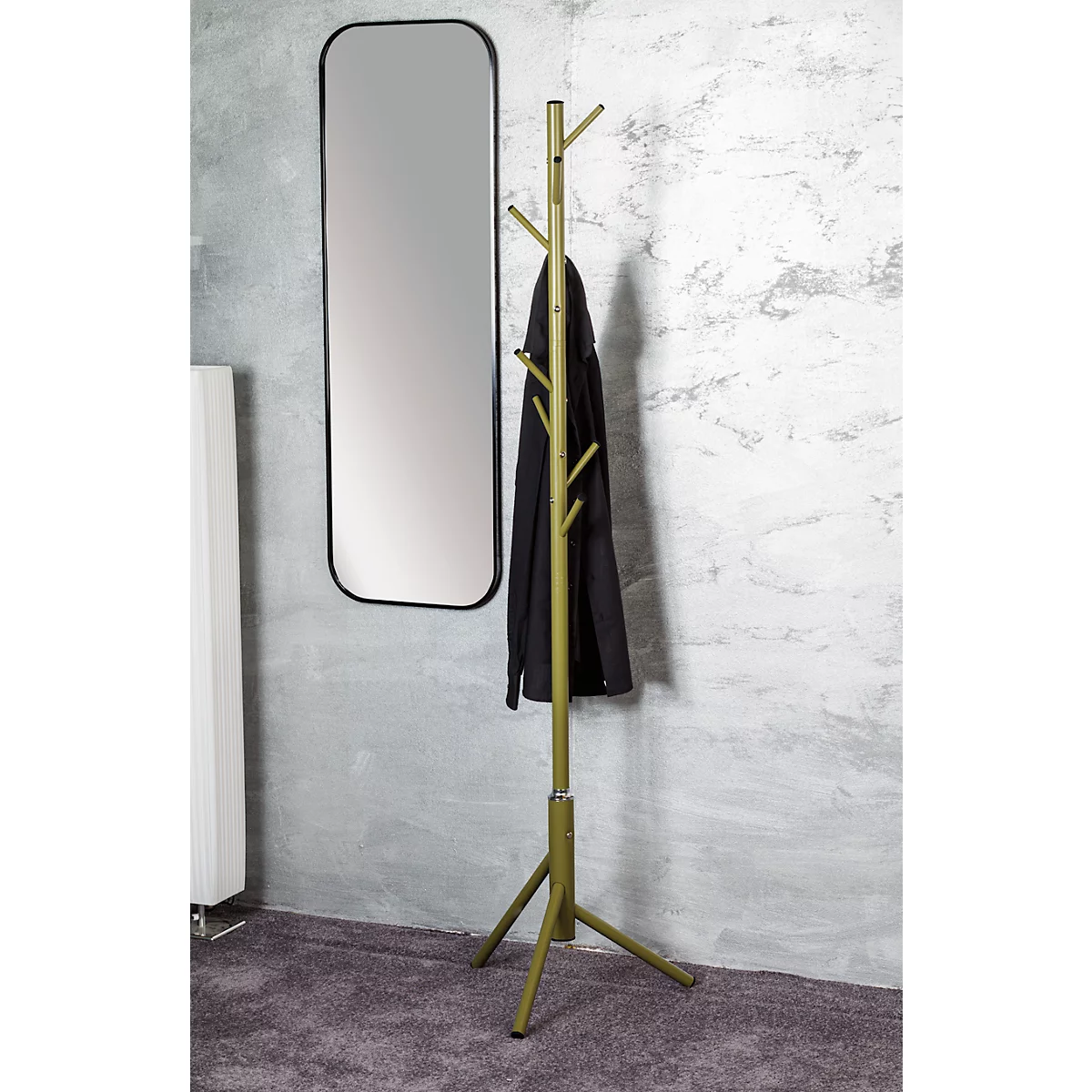 Manteau noir sur un porte-manteau doré, à côté d'un miroir.