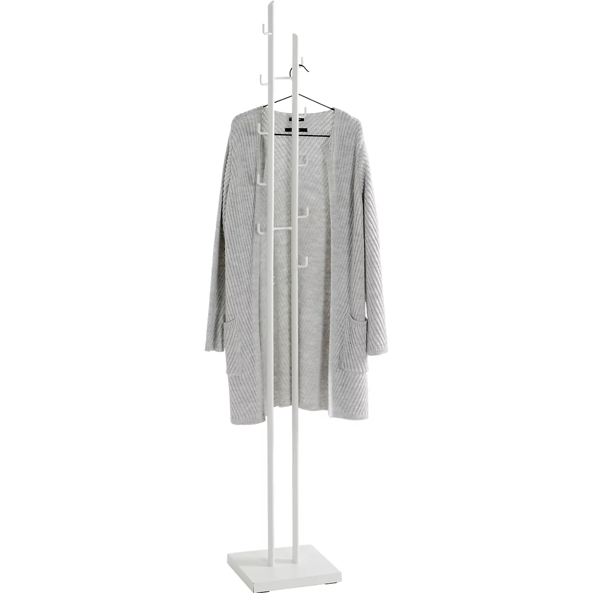 Un porte-manteau blanc avec un cardigan gris. Le support a des crochets et un cintre noir.