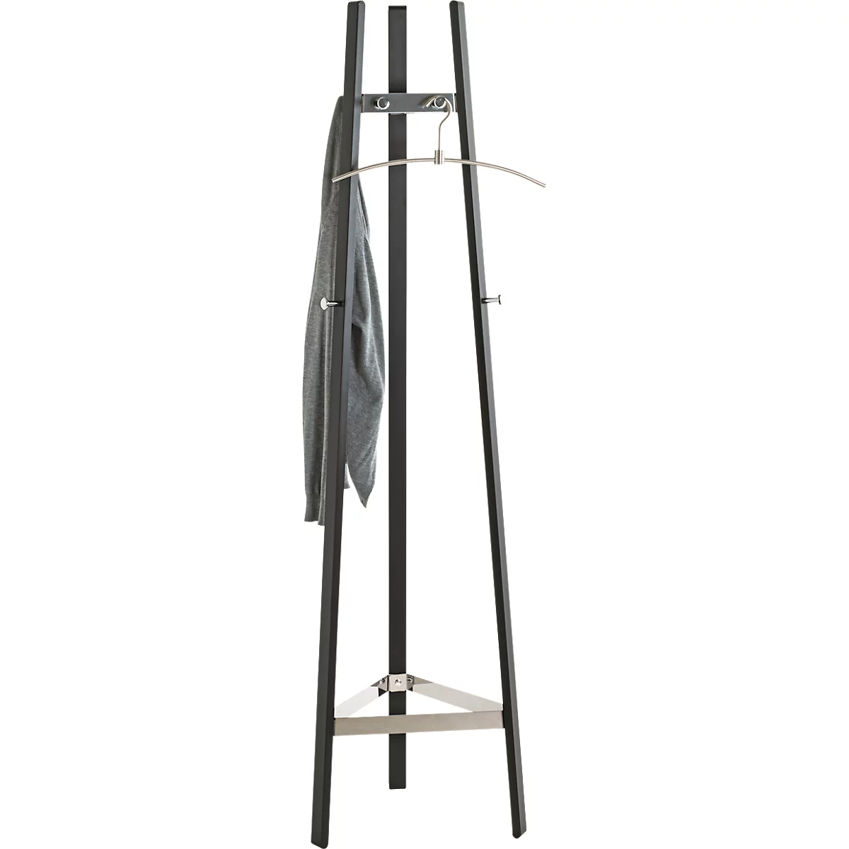 Porte-manteau noir avec un cintre, un vêtement gris et des éléments argentés.