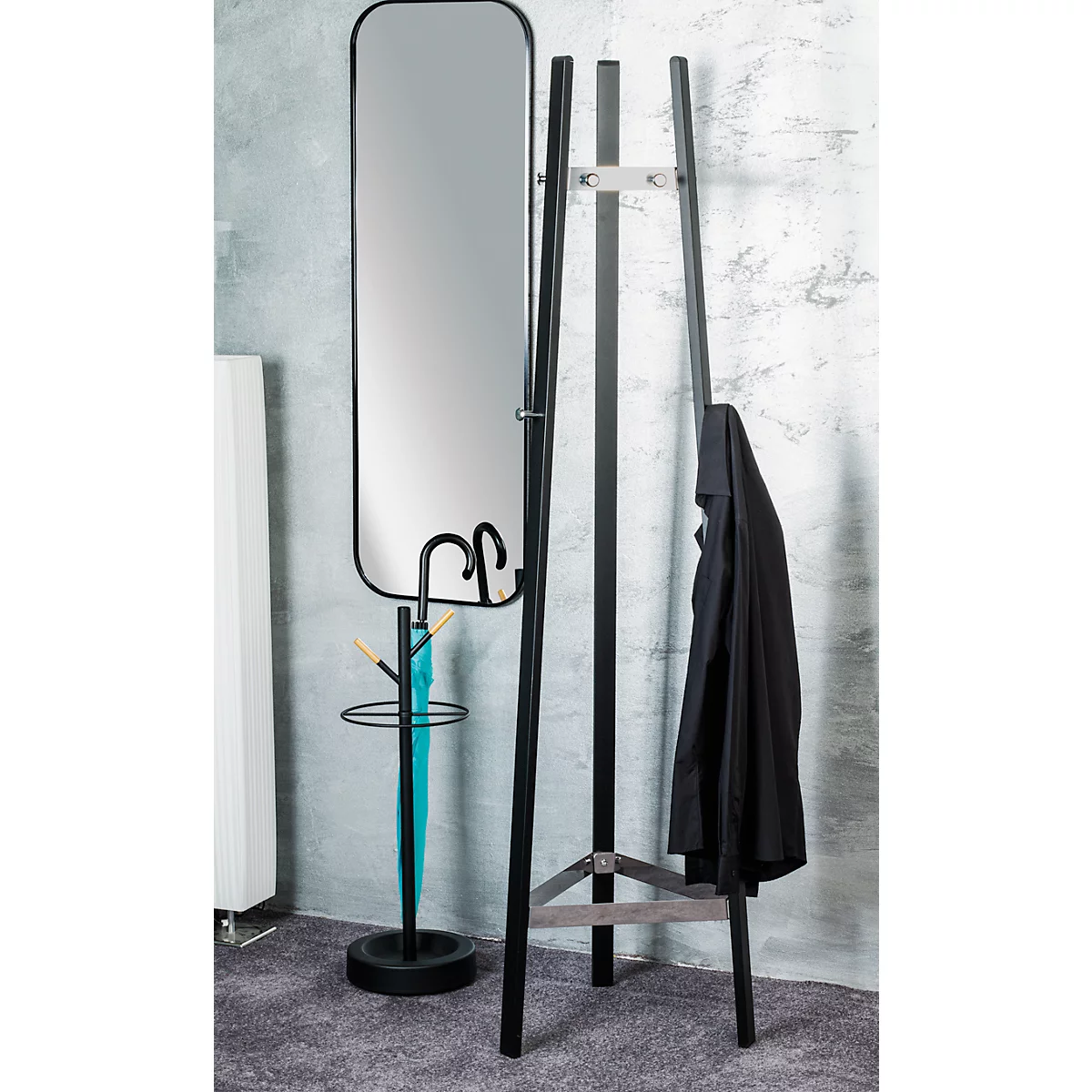 Porte-manteau avec miroir, veste noire et parapluie bleu.