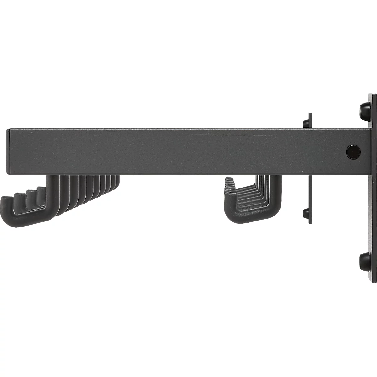 Porte-cravates gris avec crochets. Le porte-cravates est fixé au mur.