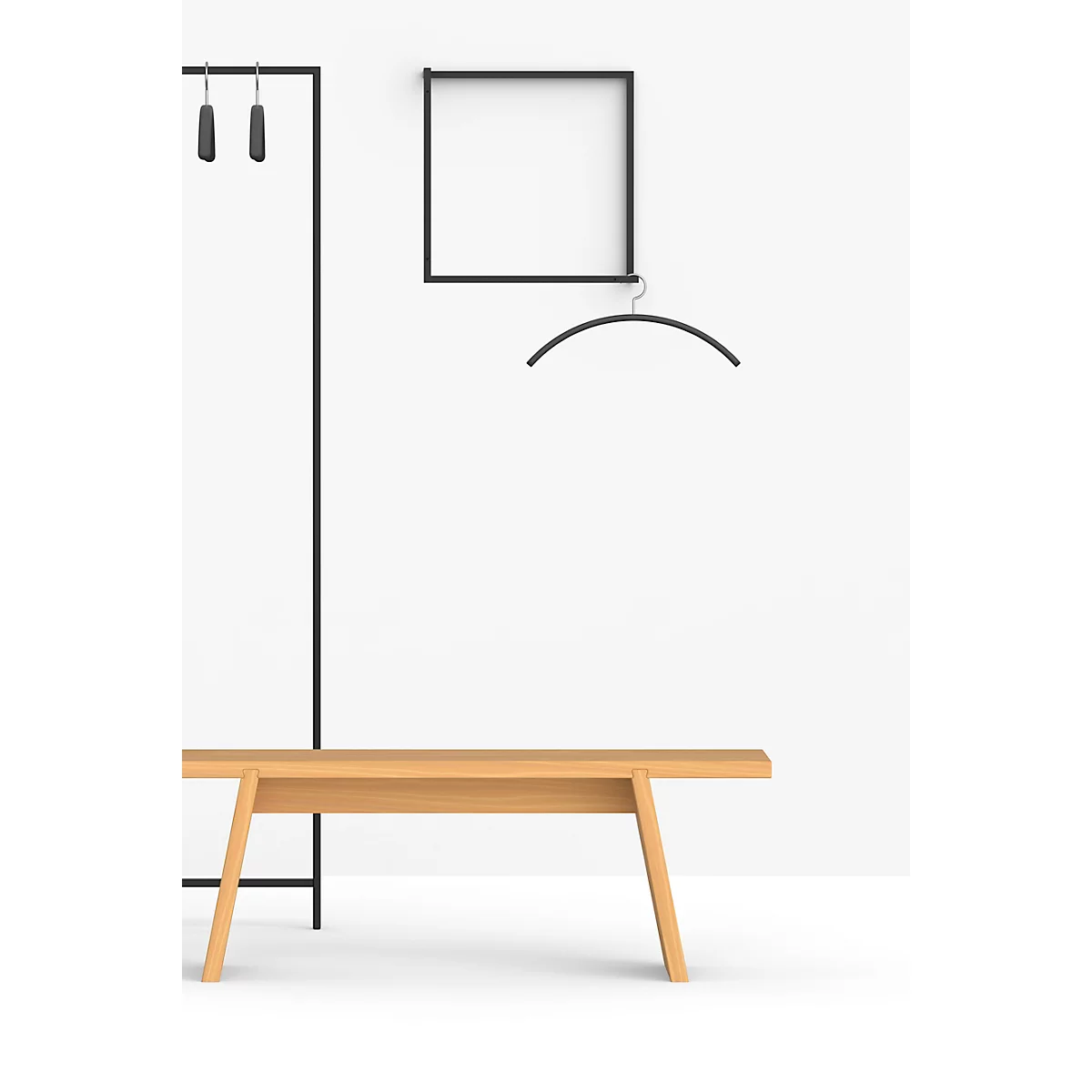 Banc en bois devant un mur blanc; Portemanteau, cadre, cintre.